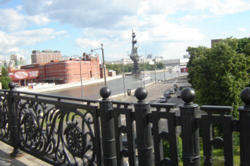 Вид на памятник Петру I З. Церетели с Патриаршего моста