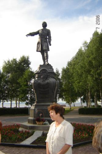 Памятник Петру I основателю Петрозаводска (1703г.) на набережной Онежского озера. Скульптор И.Н. Шредер