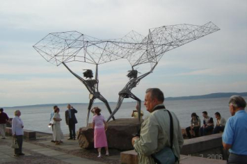 Скульптура "Рыбаки" подаренная американским городом-побратимом Дулутом. Автор Рафаель Консуэгр