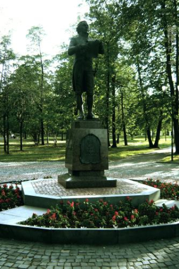 Памятник Г.Р.Державину, первому олонецкому губернатору  (середина сентября 1784 г. - октябрь 1785 г.)