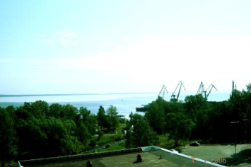 Вид из окна отеля "Карелия" на онежский порт