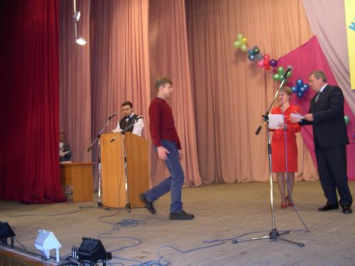 Награду из рук губернатора НСО получает А.Юрьев (10 кл. 130 гимназия), занявший 1-е место в олимпиаде по информатике.