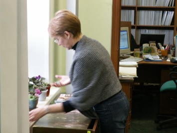 Сотрудник библиотеки архивист Ирина Крайнева