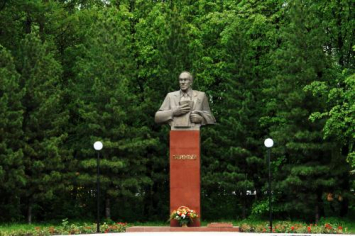 Цветы у памятника М.А. Лаврентьеву