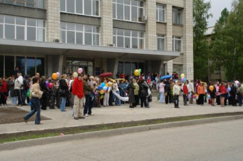 Народ собирается у здания Президиума СО РАН