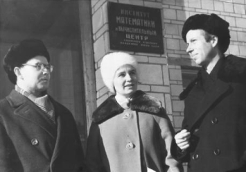 А.П. Ершов, Л.Л. Змиевская и И.В. Поттосин у Института математики, 1962 г.
