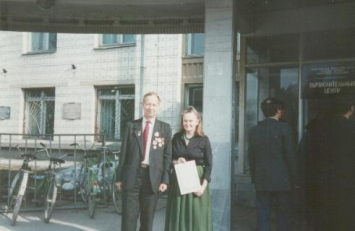 5-летие ИСИ, май 1995 г. У здания института И.В.Поттосин и Ю.С. Скок