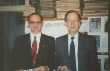 А.Г. Марчук и И.В. Поттосин, в "стекляшке" ИСИ во время празднования 40-летия Отдела программирования, ноябрь 1998 г.