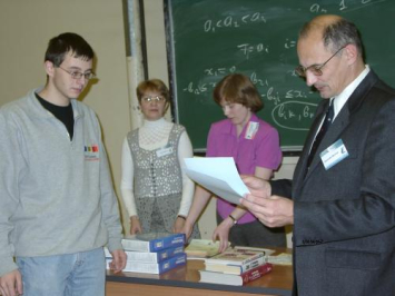 А.Г. Марчук награждает победителя