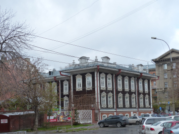 Дом купца Сурикова. Позже первая женская гимназия Смирновой (для дочери Сонечки) (Уриц. 25)