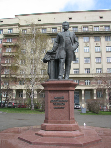Памятник архитектору А.Д. Крячкову  