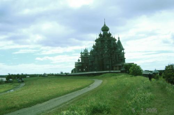 Кижский архитектурный ансамбль, возведенный на острове Кижи в XVIII-XIX веках.