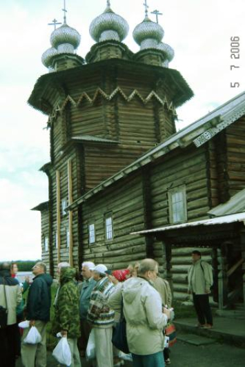 Церковь Покрова Богородицы: ждем очереди, чтобы войти внутрь. В руках - пакеты с сухим пайком