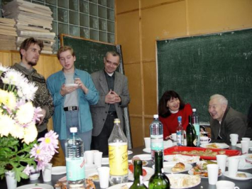 Молодое поколение поздравляет юбиляра: слева - А.Немов и С.Антюфеев