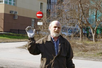 Геннадий Сергеевич Алексеев в белых перчатках: бережет руки для клавиатуры