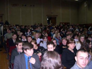 Участники Областной школьной олимпиады в актовом зале НГПУ.4 февраля 2004 г.