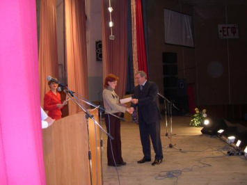 Губернатор НСО В.А.Толоконский вручает награды победителяи олимпиады, занявшим первые места.